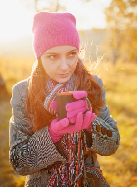 Jeune femme appréciant la saison d'automne. Portrait extérieur d'automne — Photo