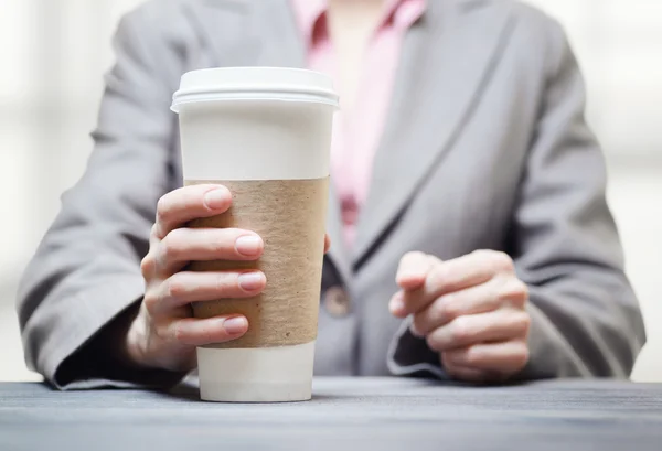 Affärskvinna med ett dricksglas kaffe — Stockfoto