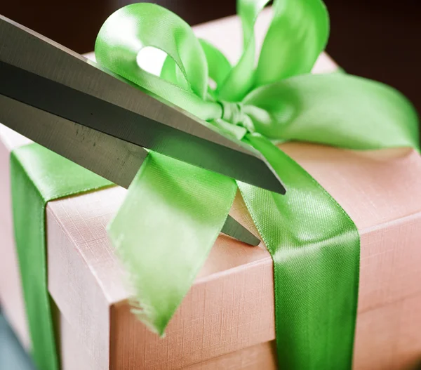 Confezione regalo decorativa con nastro verde con forbice — Foto Stock