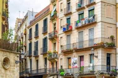 Barcelona, İspanya - 21 Ağustos 2014: Gotik Mahalledeki eski evlerin manzaralı balkonları. Barselona Avrupa 'nın popüler bir turizm beldesidir..