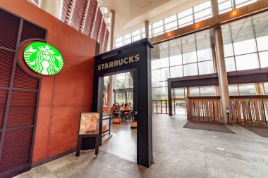 Şangay, Çin - 31 Ekim 2015: Şehir merkezindeki Pudong Yeni Bölgesi 'nde (Lujiazui) Starbucks Kahve. Şangay, Asya 'nın popüler bir turizm merkezi ve küresel bir finans merkezidir..