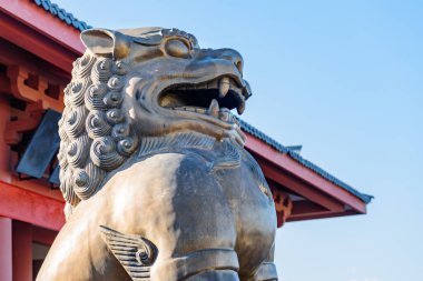 Çin 'in Yunnan bölgesindeki Dali Eski Kasabası' nda, kırmızı çatılı Çin koruyucu aslanının inanılmaz heykeli. Antik şehir Asya 'nın popüler bir turistik beldesidir..