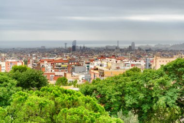 Barcelona, İspanya 'nın panoramik manzarası. Deniz ve yolcu gemileri arka planda görünür. Barselona Avrupa 'nın popüler bir turizm beldesidir..