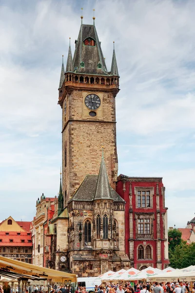 Czech Republic 2014年8月11日旧市街広場の旧市庁舎の素晴らしい景色 プラハはヨーロッパの人気のある観光地です — ストック写真