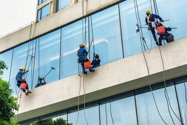 Guangzhou Cina Novembre 2015 Gli Alpinisti Industriali Stanno Pulendo Finestre — Foto Stock