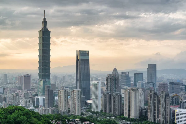 Csodálatos Kilátás Taipei Hegy Tetejéről Naplementekor Tajvanon Felhőkarcolók Más Modern — Stock Fotó