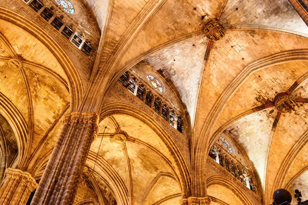 バルセロナ スペイン 2014年8月21日 聖十字架大聖堂と聖ユーラリア大聖堂 Catedral Santa Cruz Eulalia のアーチ型天井の素晴らしい景色 バルセロナ大聖堂の素晴らしいインテリア — ストック写真