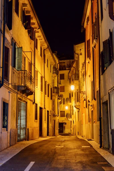 Widok Nocy Wąskiej Ulicy Zabytkowym Centrum Werony Włochy Verona Jest — Zdjęcie stockowe
