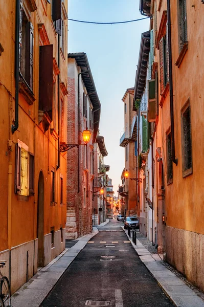 Vista Calle Estrecha Centro Histórico Verona Italia Fachadas Casas Sol — Foto de Stock