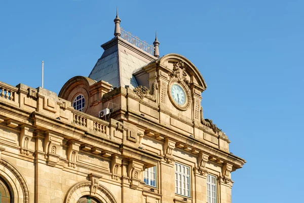 葡萄牙波尔图圣本托火车站立面的时钟 这座大楼是欧洲最受欢迎的旅游胜地 — 图库照片