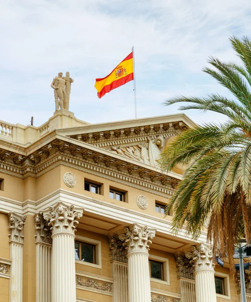 2014年8月21日 西班牙巴塞罗那 西班牙国旗覆盖巴塞罗那军政府 巴塞罗那是欧洲受欢迎的旅游胜地 — 图库照片