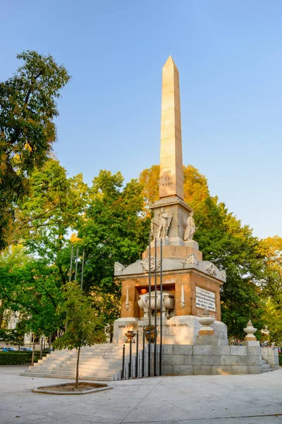 西班牙马德里 2014年8月20日 令人叹为观止的西班牙堕落纪念碑 五月二日英雄纪念碑 方尖碑 — 图库照片