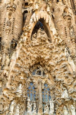 Barcelona, İspanya - 22 Ağustos 2014: Basilica de la Sagrada Familia cephesinin ayrıntıları. Sagrada Familia, Antoni Gaudi tarafından tasarlanmıştır. Kilise, UNESCO 'nun Dünya Mirası Alanının bir parçası.