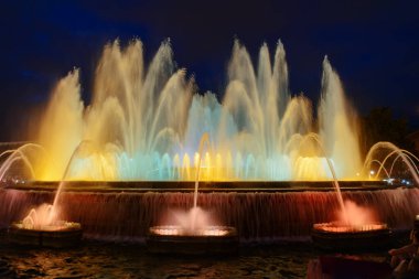 İspanya, Barcelona 'daki Montjuic Sihirli Çeşmesi' nin gece manzarası