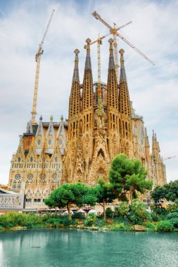 Barcelona, İspanya - 22 Ağustos 2014: Basilica de la Sagrada Familia 'nın muhteşem manzarası. Sagrada Familia, Antoni Gaudi tarafından tasarlanmıştır. Kilise, UNESCO 'nun Dünya Mirası Alanının bir parçası.