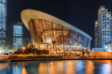 Dubai, Birleşik Arap Emirlikleri - 2 Kasım 2018: Şehir merkezindeki Dubai Opera Evi 'nin muhteşem gece manzarası. Opera Bölgesi, BAE 'nin popüler bir turizm merkezidir..