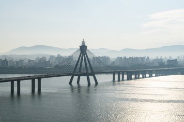 Güney Kore 'nin Seul şehir merkezindeki Han Nehri (Hangang) üzerindeki Olimpiyat Köprüsü' nün güzel manzarası. Manzaralı şehir manzarası. Seul Asya 'nın popüler bir turistik beldesidir..