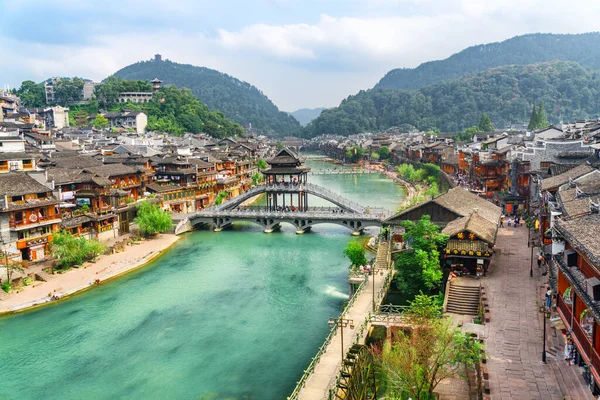 Fenghuang, Çin - 23 Eylül 2017: Anka Şehri ve Tuojiang Nehri 'nin (Tuo Jiang Nehri) muhteşem hava manzarası. Fenghuang, Asya 'nın popüler bir turizm merkezidir..