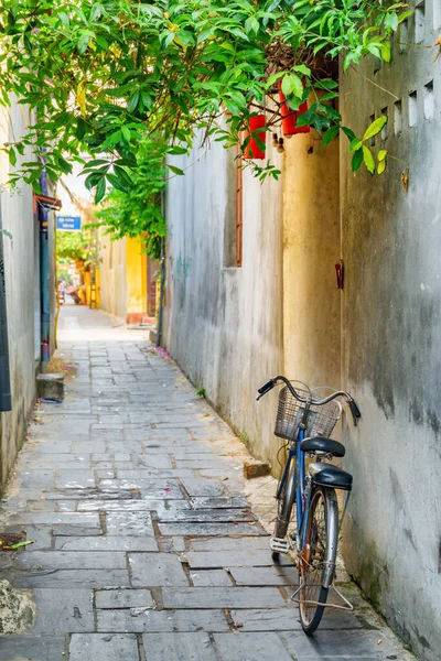 Vista Panorâmica Bicicleta Estacionada Perto Parede Casa Rua Estreita Acolhedora — Fotografia de Stock