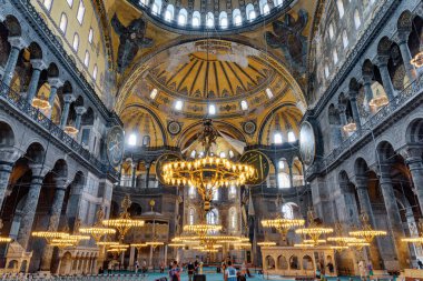 İstanbul, Türkiye - 14 Eylül 2021: Ayasofya 'nın İçi. Ulu Cami ve eski adıyla Kilise, İstanbul 'un hacılar ve turistleri arasında popüler bir yerdir..
