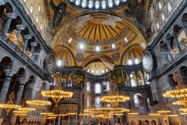 İstanbul, Türkiye - 14 Eylül 2021: Ayasofya 'nın İçi. Ulu Cami ve eski adıyla Kilise, İstanbul 'un hacılar ve turistleri arasında popüler bir yerdir..