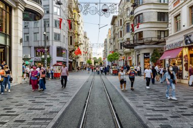 İstanbul, Türkiye - 15 Eylül 2021: Güneşli bir günde İstiklal Caddesi manzarası. Yaya caddesi boyunca turistler ve sakinler yürüyor.