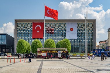 İstanbul, Türkiye - 15 Eylül 2021: Güneşli bir günde Taksim Meydanı 'ndaki Atatürk Kültür Merkezi' nin (AKM) görüntüsü. AKM, İstanbul 'un bir simgesi.