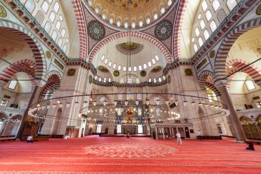 İstanbul, Türkiye 'deki Süleyman Camii' ndeki ibadethanenin içi. Osmanlı İmparatorluk Camii dünyadaki turistler ve hacılar arasında popüler bir yerdir..