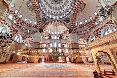 İstanbul, Türkiye - 17 Eylül 2021: Seyzade Camii 'nin muhteşem iç mekanı. Osmanlı İmparatorluk Camii dünyadaki turistler ve hacılar arasında popüler bir yerdir..