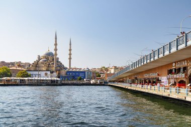 İstanbul, Türkiye - 19 Eylül 2021: Altın Boynuz üzerindeki Galata Köprüsü 'nde sahnelenen balık restoranları. İstanbul dünyanın popüler bir turizm beldesi.