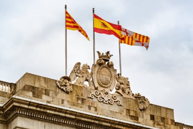 Estelada 'nın muhteşem manzarası, İspanya bayrağı ve Barcelona şehir meclisinin üzerindeki Barselona bayrağı. Barselona Avrupa 'nın popüler bir turizm beldesidir..