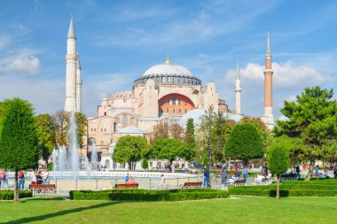 İstanbul 'daki Sultanahmet Meydanı ve Ayasofya Çeşmesi. Sultanahmet Meydanı İstanbul 'un popüler bir turizm merkezi..