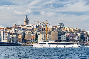 İstanbul, Türkiye - 13 Eylül 2021: İstanbul silueti. Galata Kulesi ve Galata Köprüsü 'nün muhteşem manzarası. İstanbul popüler bir turizm beldesi.
