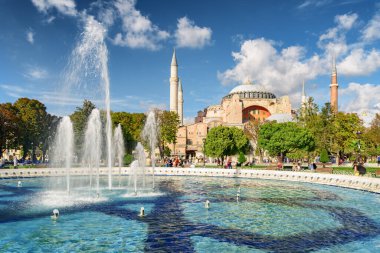 İstanbul 'daki Sultanahmet Meydanı ve Ayasofya Çeşmesi. Sultanahmet Meydanı İstanbul 'un popüler bir turizm merkezi..