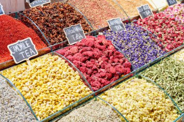 Türkiye 'nin İstanbul kentindeki Grand Bazaar' da çay karışımları ve kurutulmuş çiçek tomurcukları. Tarihsel pazar popüler bir turizm merkezidir ve dünyanın en eski pazarlarından biridir..