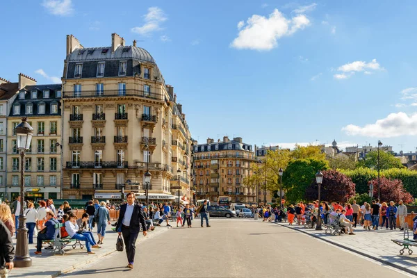法国巴黎 2014年8月12日 拉格朗日街 Rue Lagrange Street 从Pont Double的风景景观 巴黎市中心的桥是欧洲最受欢迎的旅游胜地 — 图库照片