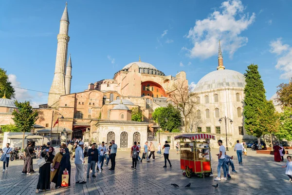 トルコのイスタンブール 2021年9月14日 トルコのイスタンブールにあるハギア ソフィアの眺め 通りの売り手はAyasofya Square Ayasofya Mey谷 でシビットを販売しています — ストック写真