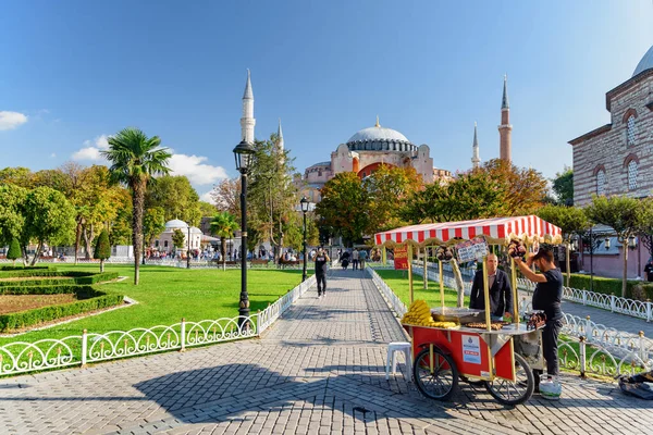 Istanbul Turkije September 2021 Straatverkoper Verkoopt Maïs Het Sultanahmet Plein — Stockfoto