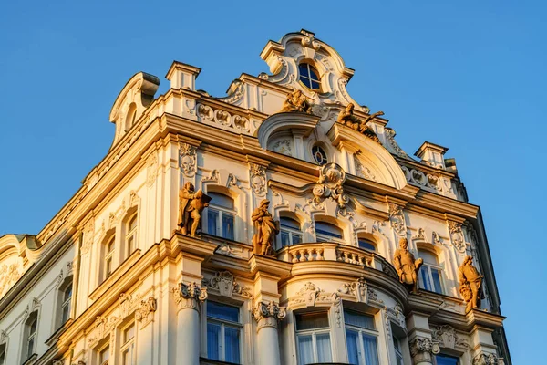 捷克共和国布拉格和平广场 Namesti Miru 的旧建筑的漂亮立面 布拉格是欧洲受欢迎的旅游胜地 — 图库照片