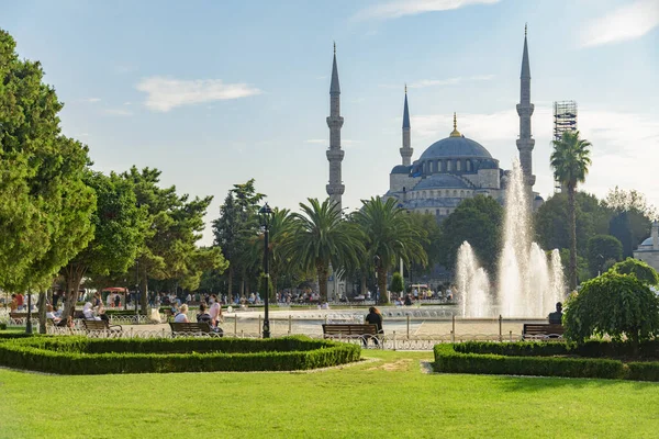 在土耳其伊斯坦布尔的绿色花园中俯瞰苏丹艾哈迈德清真寺 蓝色清真寺是伊斯坦布尔朝圣者和游客的热门目的地 — 图库照片