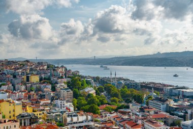 Boğazın ve İstanbul 'un havadan görünüşü, Türkiye. Galata Kulesi 'nden inanılmaz şehir manzarası.