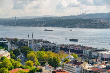 Boğazın ve İstanbul 'un havadan görünüşü, Türkiye. Galata Kulesi 'nden inanılmaz şehir manzarası.
