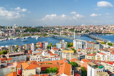 İstanbul, Türkiye 'deki Altın Boynuz' un havadan görünüşü. Galata Kulesi 'nden inanılmaz bir şehir manzarası. İstanbul dünyada popüler bir turizm beldesi.