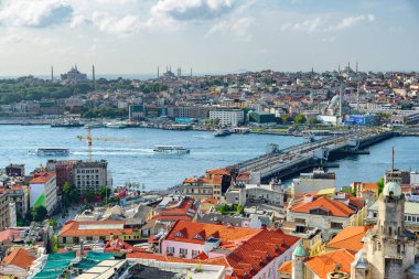 İstanbul, Türkiye 'deki Altın Boynuz' un havadan görünüşü. Galata Kulesi 'nden inanılmaz bir şehir manzarası. İstanbul dünyada popüler bir turizm beldesi.