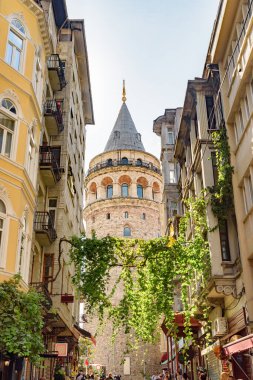 Eski dar bir sokaktan Galata Kulesi 'nin manzarası. İstanbul dünyada popüler bir turizm beldesi.