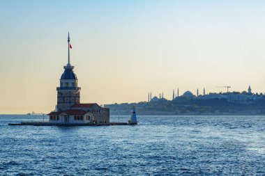 İstanbul, Türkiye 'de Bakire Kulesi (Leander' s Tower) ve Boğaz 'ın günbatımı manzarası. İstanbul dünyada popüler bir turizm beldesi.