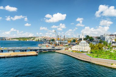 Türkiye 'nin İstanbul kentindeki Sokollu Mehmed Paşa Camii ve Atatürk Köprüsü manzarası. İnanılmaz bir şehir manzarası. İstanbul dünyanın popüler bir turizm beldesi.