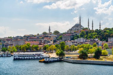 İstanbul silueti, Türkiye. Altın Boynuz 'un karşısındaki Süleyman Camii' nin muhteşem manzarası. İstanbul dünyanın popüler bir turizm beldesi.