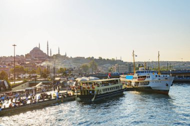 İstanbul silueti. Altın Boynuz 'un inanılmaz manzarası İstanbul popüler bir turizm beldesi..