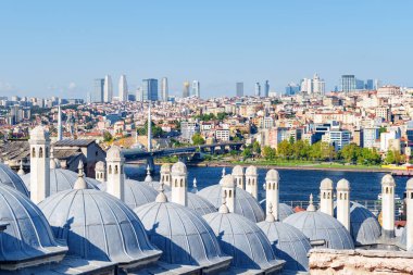 Alışılmadık İstanbul silueti, Türkiye. Golden Horn 'un muhteşem hava manzarası. Arka planda modern yüksek binalar görülebilir. İstanbul dünyada popüler bir turizm beldesi.